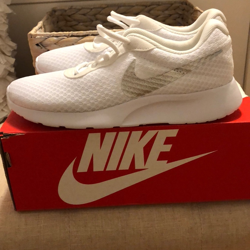 Nike white/silver tanjun 7.5